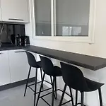 Brand New Seafront 아파트 *